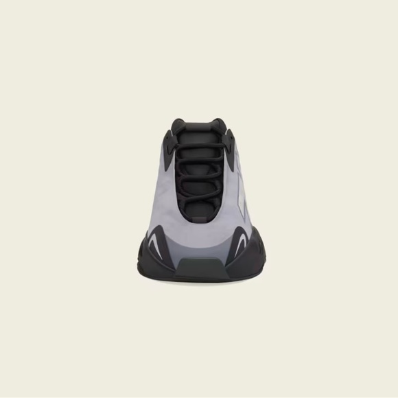 Yeezy 700 - Picture 3 of 4